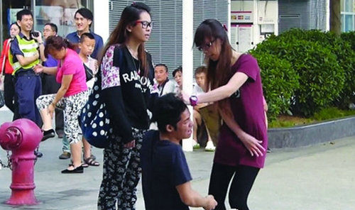 【新闻有读464】港女街头掴男友14巴掌 大学