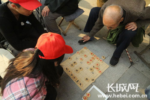 重阳节来临 传媒学院学生志愿者到敬老院献爱