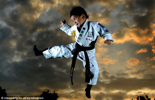 英国5岁病弱男童成为全球最年轻空手道黑带高