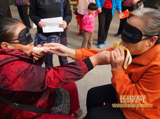 石家庄:老年人举办趣味运动会欢度重阳节(图)