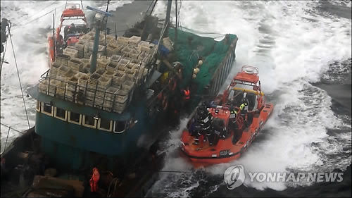 　　木浦海洋警察署当地时间7日上午截获了涉嫌在全罗南道新安郡黑山面可居岛以北西68公里海上进行非法捕捞的中国籍120吨级“鲁营渔51190号”和“鲁营渔51189号”等两艘渔船。（图片来源：韩联社）