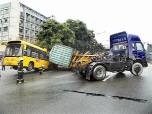 深圳货车甩尾撞向东莞校车