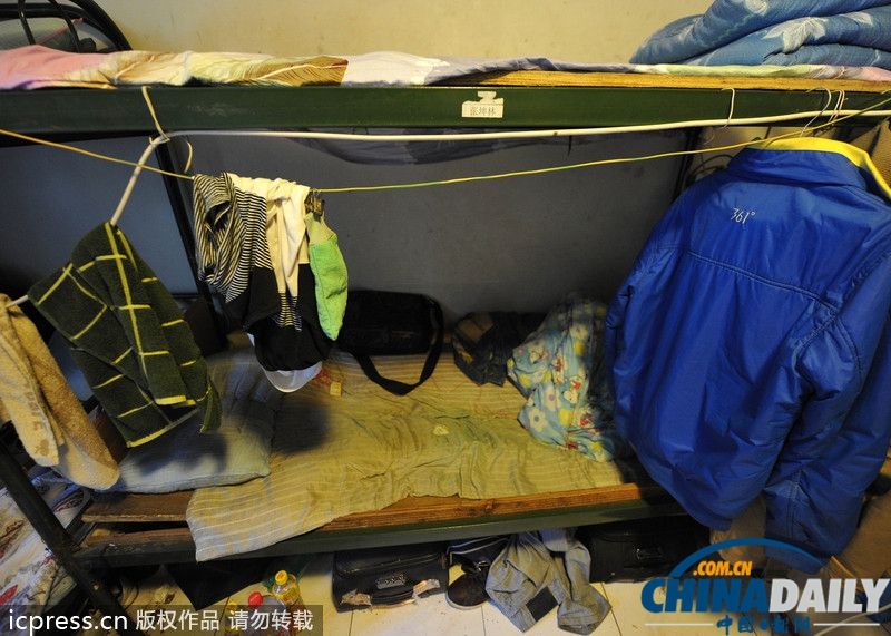 图片故事:实拍北京群租房现状 床铺紧靠站一人