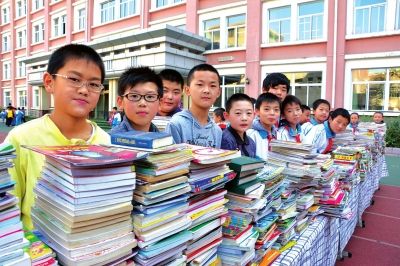 让书去传递爱 兰州小学生、大学生为山区孩子