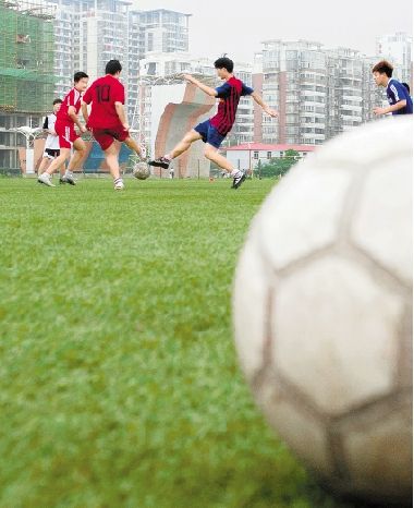 杭州滨江区学校场地开了两扇门:面对学生 面对