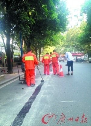 新墩路被停车位霸占 公交车马路中间落客