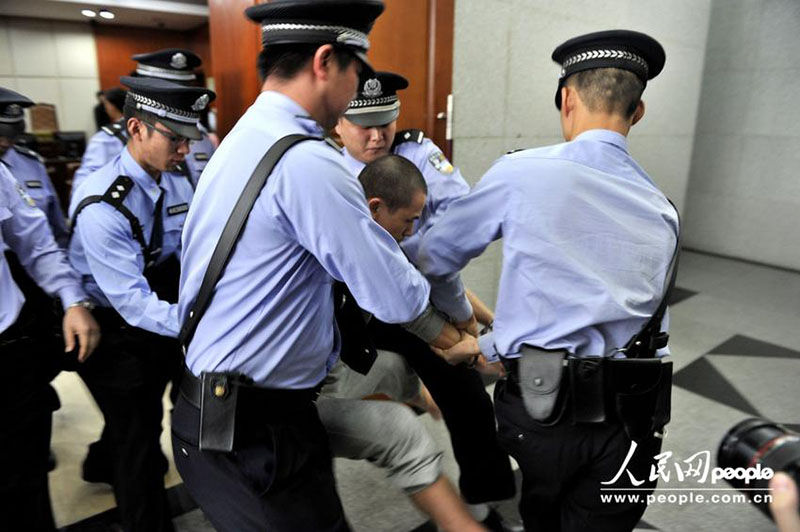 深圳警察设局杀人案被判死缓 李才坤不服大闹