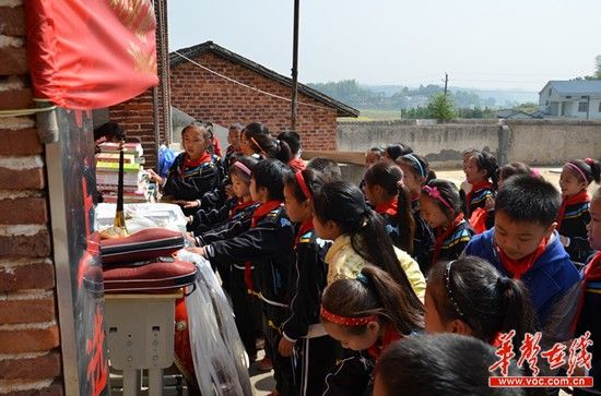 歌迷成立基金会传递 正能量  EXO 张艺兴 称很骄