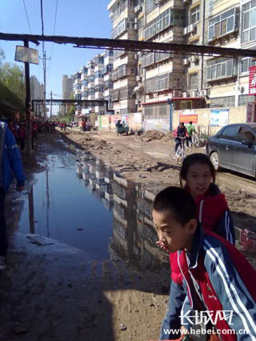 沧县实验学校附近行路难 学生家长急盼解决