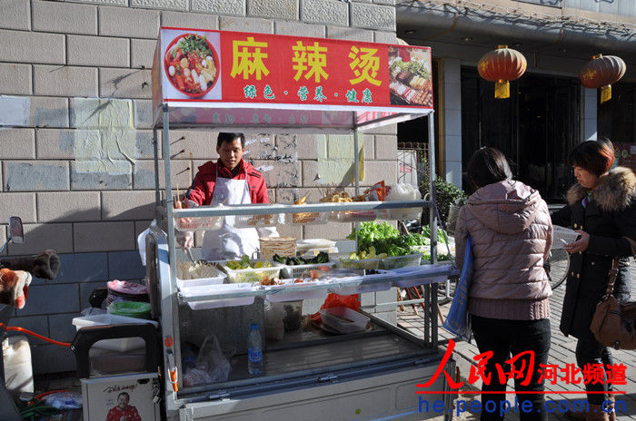 石家庄街头现 感恩麻辣烫 环卫工人免费吃(图)