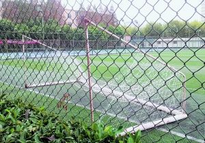 上海电力学院足球门框倒塌砸死男生