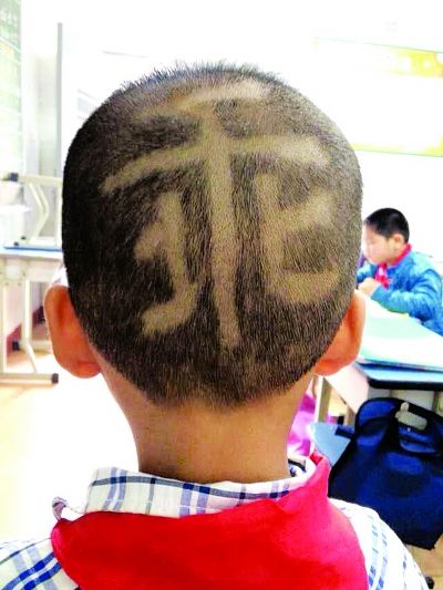 妈妈3年为儿换40种发型 
