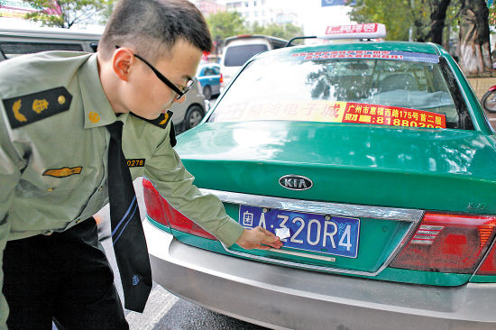 克隆出租车贴纸改车牌 市民打的要多留心眼