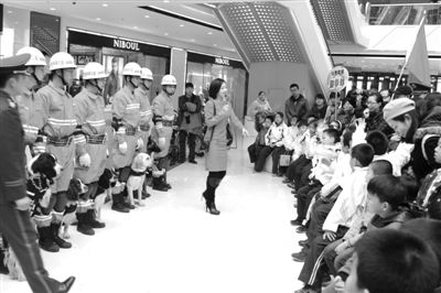 穿上消防服才知道 消防战士太让人敬佩了