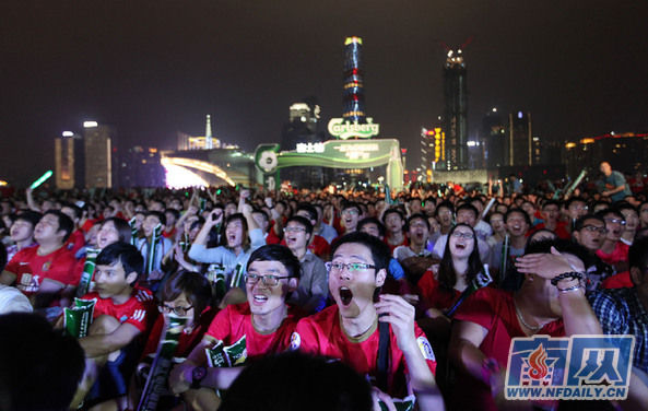 3千人在广州塔看亚冠决赛直播 留下大片垃圾