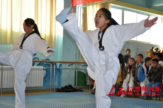 拉萨3所学校免费教授跆拳道 晋级考试举行|学生
