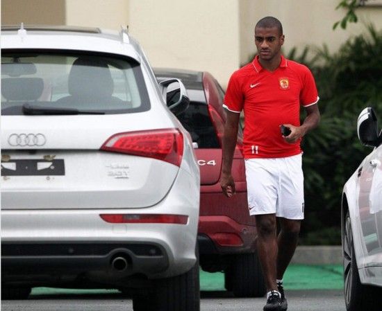 广州恒大球星豪车随行 网友惊呼如名车展(组图