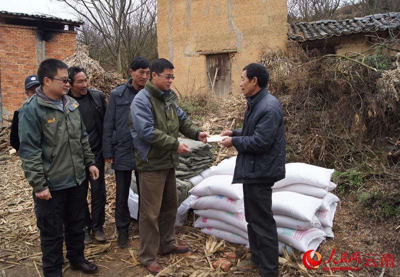 昆明:宜良县检察院检察长春节前慰问困难群众