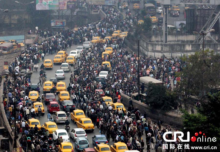 印度私营巴士运营商举行罢工 中心车站水泄不通(高清组图)|印度|加尔各答_凤凰资讯
