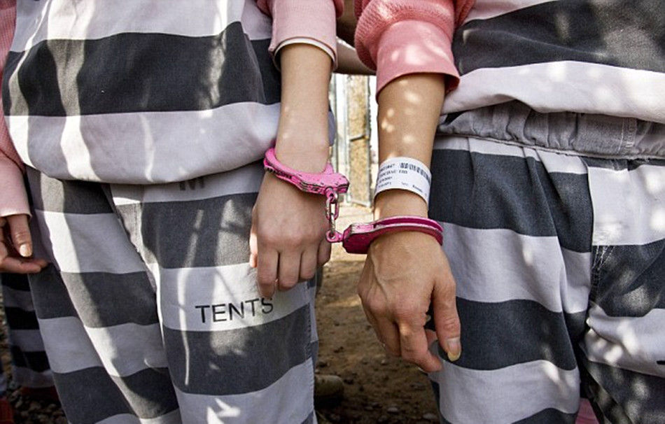 两名女囚被一幅手铐拷在一起 (950x606); 戴脚镣的女囚图片; 脚镣枷