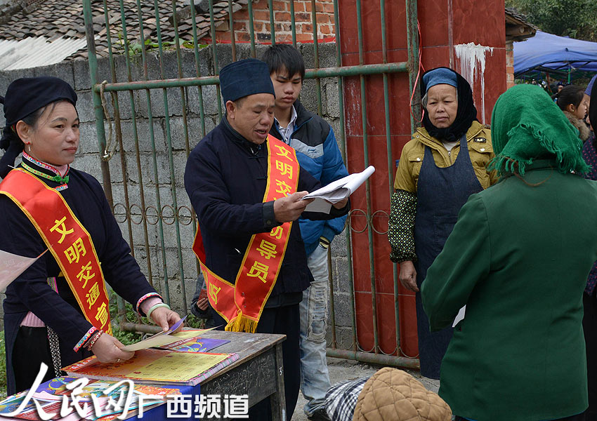 图:壮乡歌王农汉忠 为出行的驾驶员唱首平安歌