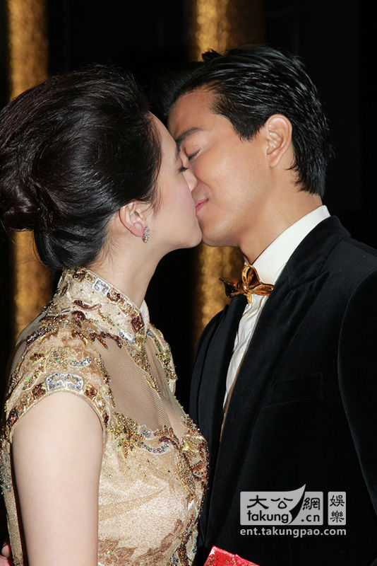 陈晓东奉子完婚 东嫂 着金色性感礼服遮4月孕