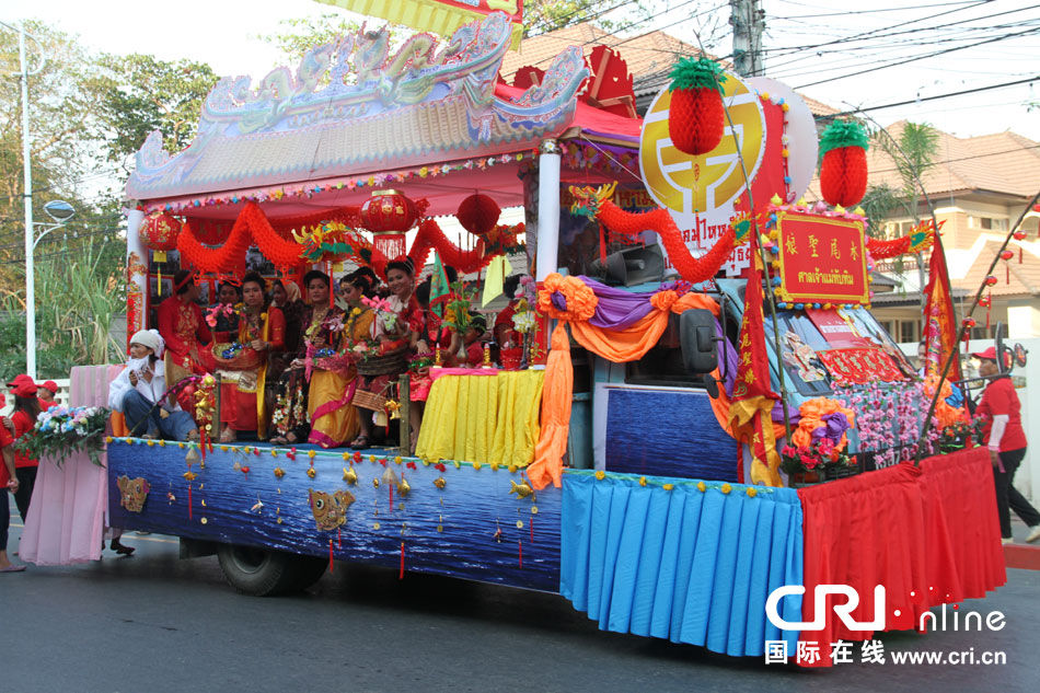 泰国历史名城大城举办中国新年花车游行活动(