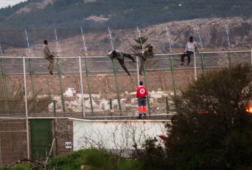 西班牙北非飞地涌现难民潮 警察配橡胶子弹守