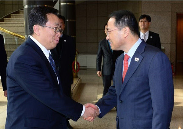 鲜同意启动离散家属会面 要求避开美韩军演时