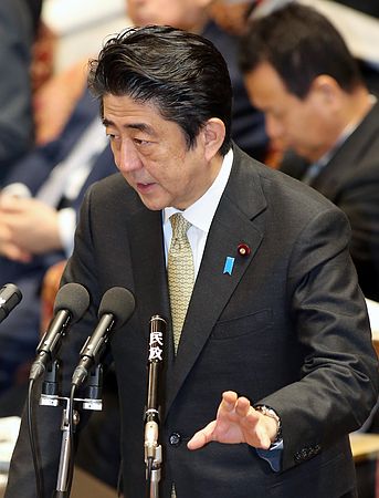 资讯排行榜    日本首相安倍晋三在13日的众议院预算委员会上答辩画面