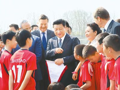 习近平看望在德国训练的中国少年足球运动员|