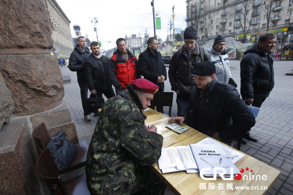 　　当地时间2014年3月17日，乌克兰基辅，志愿者排队登记应征入伍。图片来源：ROBERT GHEMENT/CFP