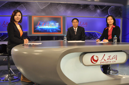 图:访谈嘉宾与主持人在演播室合影. 黄策舆 摄