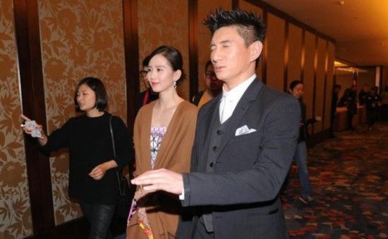 吴奇隆刘诗诗十指相扣现身酒店 今年或结婚|吴