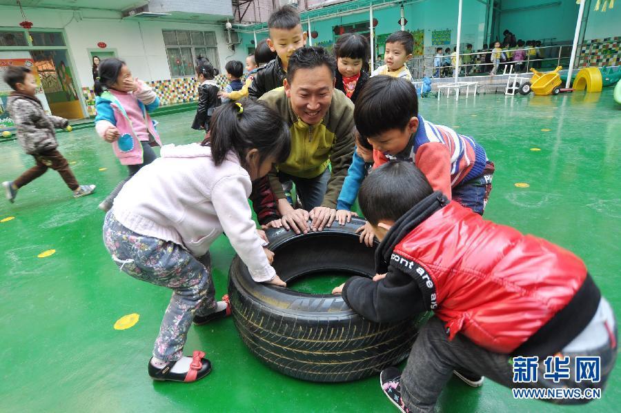 幼儿园租男幼师上体育课|幼儿园|郑州市