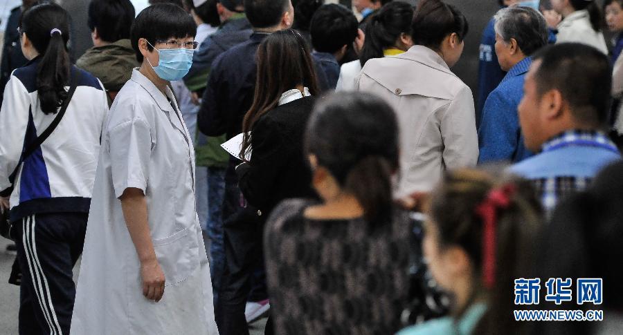 4月29日,张艺龄在长春一家医院巡逻。