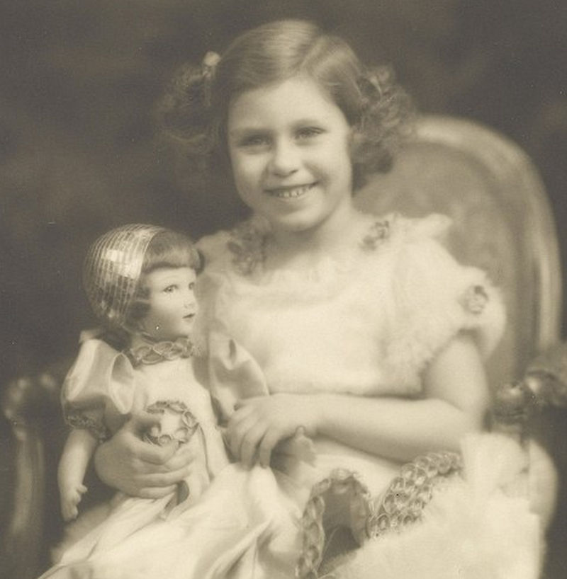 白金汉宫展出英国女王伊丽莎白二世童年时候的