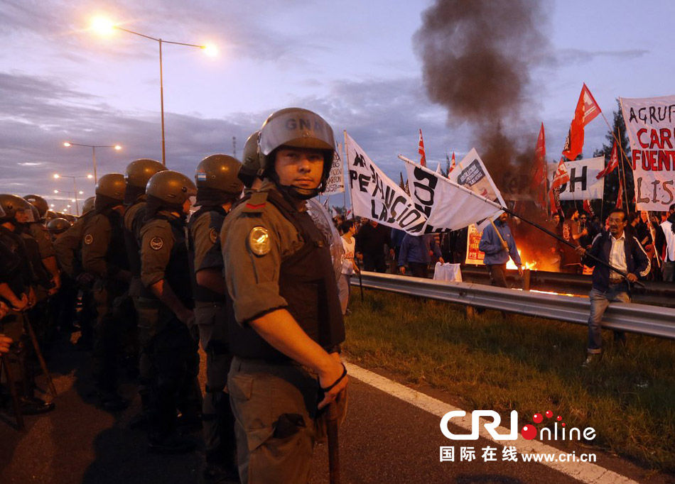 阿根廷爆发全国范围罢工 要求提高工资(高清组