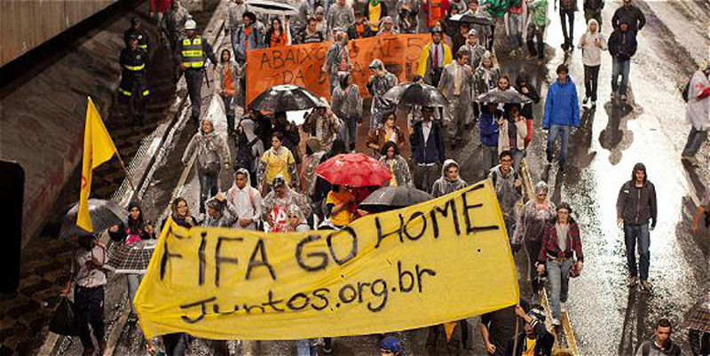 巴西圣保罗市近千名市民上街抗议政府举办世界杯（网页截图）
