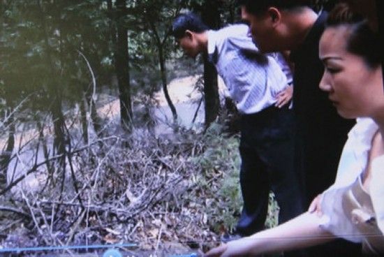 蓝男同居女友黄靖雯(右)30日坦承因财而杀人分尸焚尸掩埋,带警方前往埋尸地点起尸。(警方提供)