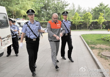 8时30分，被告人李代沫被提押至法院。（来源：朝阳法院官方微博）