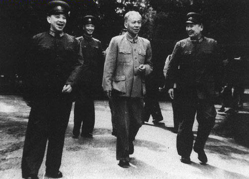 1958年9月，廖汉生（左1）、张震（左2）、钟期光（左4）陪同国家主席刘少奇视察南京军事学院