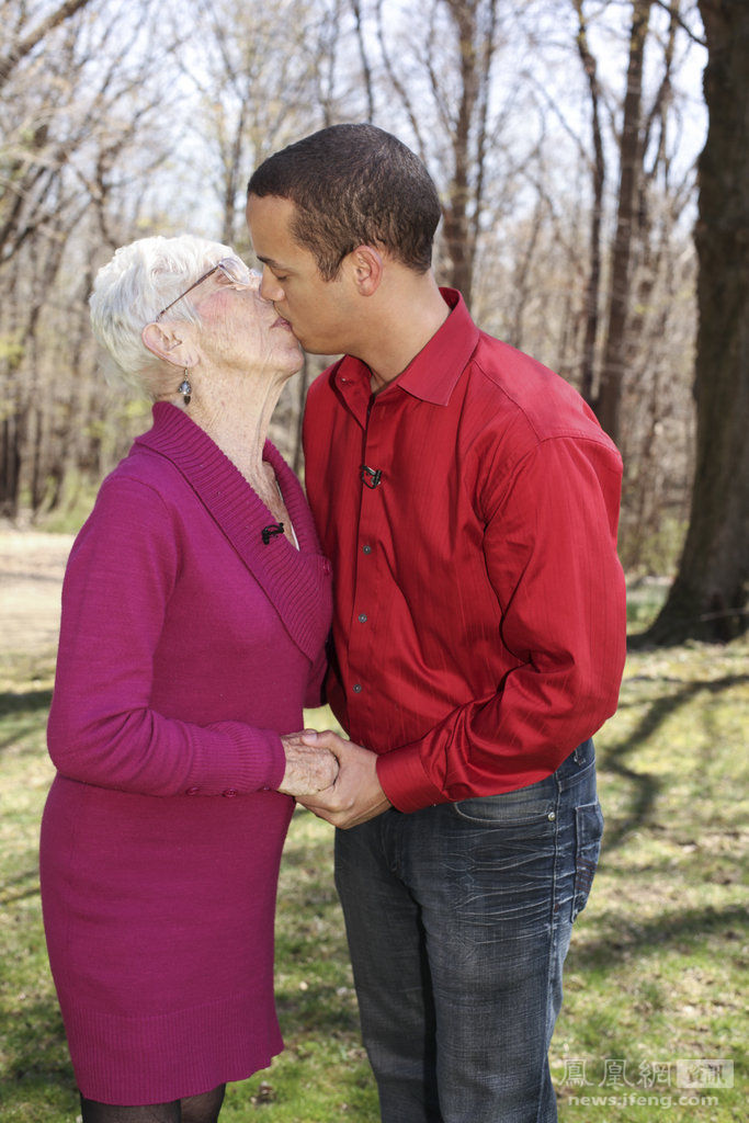 　　Kyle Jones与91岁女友Marjorie McCool。