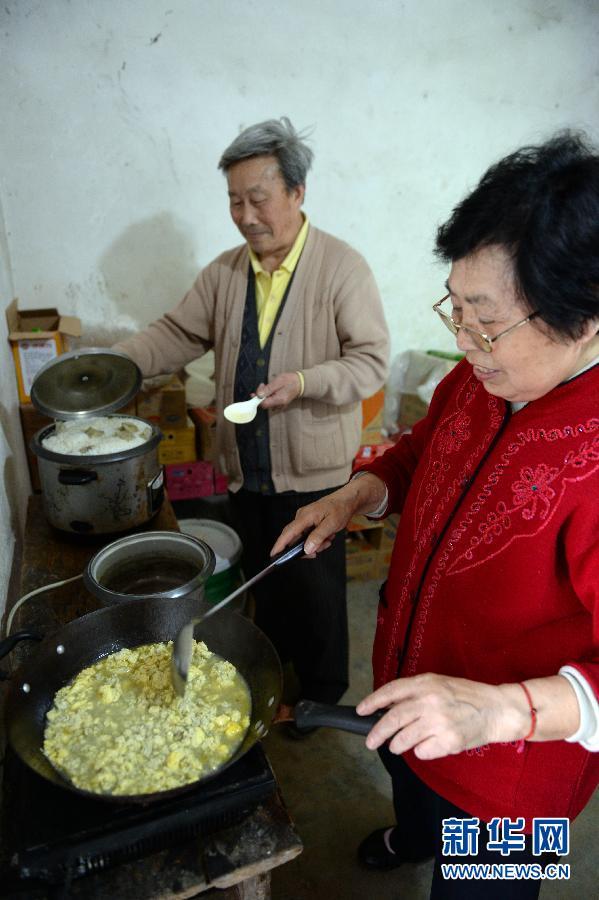 　　    5月5日，梁淑敏老师为孩子们做饭，78岁的老伴也来帮忙。