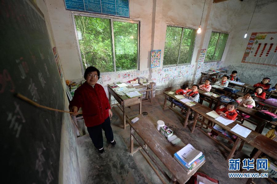 　　    5月5日，梁淑敏在给孩子们上语文课。