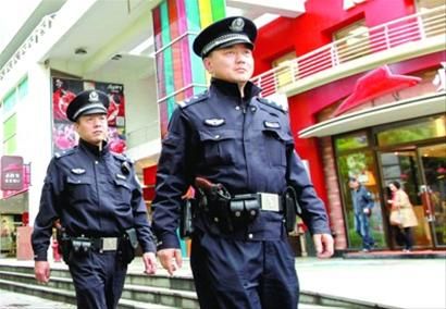 4月20日，上海华阳路派出所民警配枪在街头巡逻。新华社记者 凡军 摄
