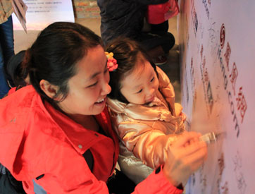 凤凰亲子爱心小天使行动”首场活动在亲子家庭现场爱心签名京举办