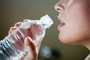 健康三人行：哪种类型瓶装水最健康