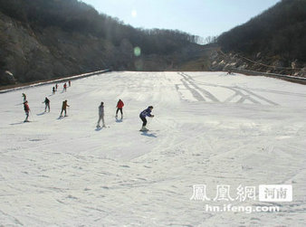 鲁山县天龙池滑雪场