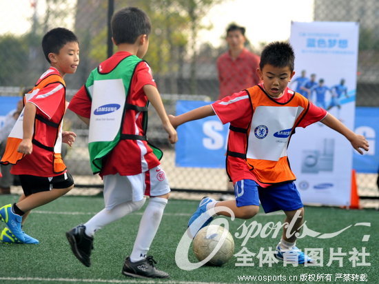 高清:切尔西中国青少年训练营 足球小将尽显